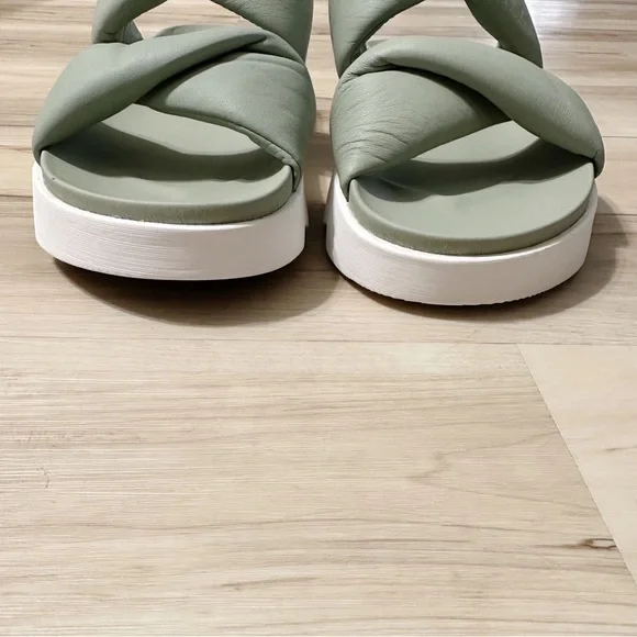 SOREL Viibe™ Twist Slide Sandal in Safari Green Stone Size 12